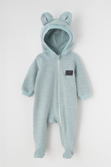 Miętowy kombinezon niemowlęcy z kapturem, uszkami i naszywką misia